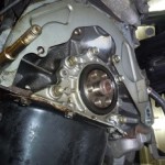 自動車のエンジンオイル漏れ放置のリスクと２つの原因